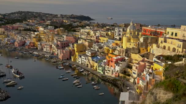 Panning shot del villaggio di Corriccella nell'isola di Procida. Colorato piccolo villaggio di pescatori italiani vicino a Napoli. Italia, Napoli. 4K — Video Stock