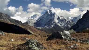 Ama Dablam Dağı 'nın Everest Merkez Kampı yolunda muhteşem bir manzarası var. Nepal, Himalayalar dağları. Karlı Himalayalar ve akan bulutların sabit görüntüsü. Uhd, 4k