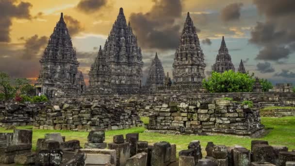Západ slunce pohled na chrám Prambanán, jeden z největších hinduistických chrámů v Jávě Indonésie. 4k, Uhd — Stock video