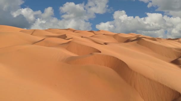 Πετώντας πάνω από ατελείωτες κίτρινες αμμόλοφους στην έρημο. Αμμόλοφοι και μπλε ουρανός με σύννεφα. Αεροφωτογραφία του όμορφου τοπίου της ερήμου, Uhd — Αρχείο Βίντεο