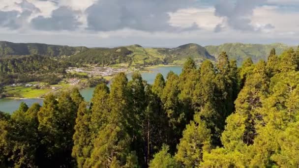 Vue aérienne des lacs et de la ville sur l'île de Sao Miguel, Açores, Portugal. Survol de Lagoa das Sete Cidades, Açores — Video