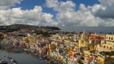 Procida Adası 'ndaki Corriccella köyünün panoramik görüntüsü. Napoli yakınlarındaki renkli küçük İtalyan balıkçı köyü. İtalya, Napoli. 4k