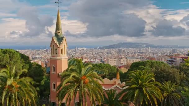 Barcelona, España. Vista desde el parque Guell. Zoom de distancia de la ciudad de Barcelona — Vídeo de stock