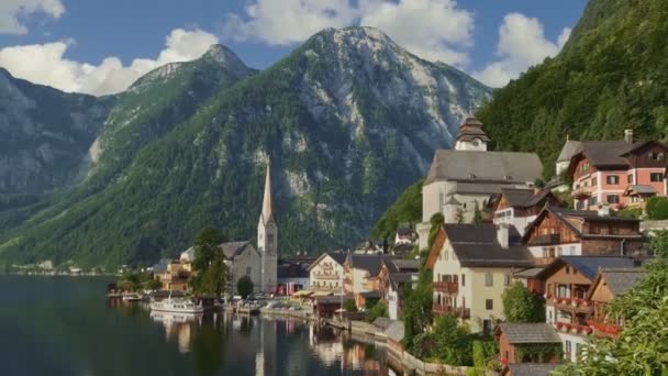 Foto matutina de Hallstatt - belleza de los Alpes, Austria. Zoom fuera de plano de pintorescas casas junto al lago y las montañas — Vídeos de Stock