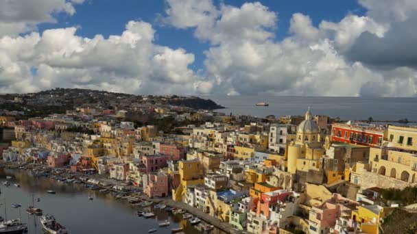 Foto panorámica del pueblo de Corriccella en la isla de Procida. Colorido pequeño pueblo de pescadores italianos cerca de Nápoles. Italia, Nápoles. 4K — Vídeos de Stock