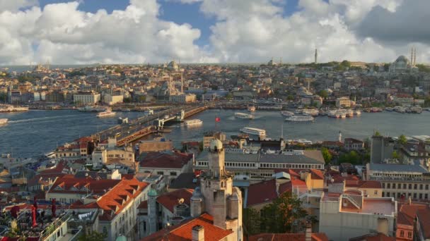 Istanbul, Turkiet. Solnedgång utsikt över Istanbuls centrum från Galata Tower. Färjor seglar längs Golden Horn Bay nära Galatabron — Stockvideo