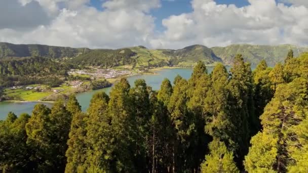 Fliegen über Lagoa das Sete Cidades, Azoren. Luftaufnahme von Seen und Städten auf der Insel Sao Miguel, Azoren, Portugal. — Stockvideo