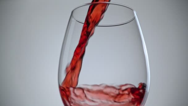 Ρίχνουμε κόκκινο κρασί σε ποτήρι. Αργή κίνηση — Αρχείο Βίντεο