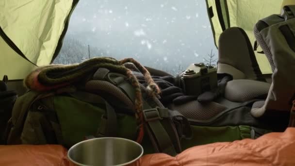Viaje no conceito de natureza de tenda. Dormir na tenda no inverno. Tenda na floresta de inverno durante a queda de neve — Vídeo de Stock