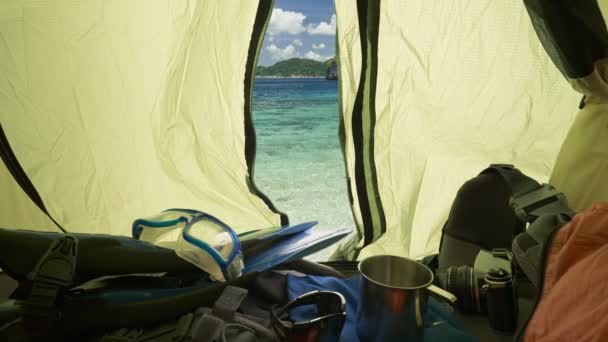 Férias no mar em tenda. Hipster homem descansando na barraca de acampamento junto ao mar. Viajar em tenda natureza feriados conceito. UHD, 4K — Vídeo de Stock