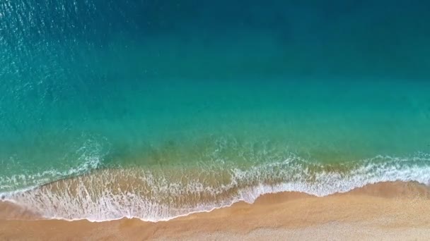 Vista aérea de las olas rompen en la playa de arena blanca. Perfecta playa de arena blanca vacía con agua turquesa. Concepto de viaje de verano. 4K, UHD — Vídeos de Stock