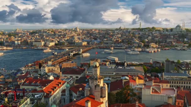 İstanbul, Türkiye. Galata Kulesi 'nden İstanbul şehir merkezinin gün batımı manzarası. Feribotlar Galata Köprüsü yakınlarındaki Golden Horn Körfezi boyunca yelken açıyor. — Stok video