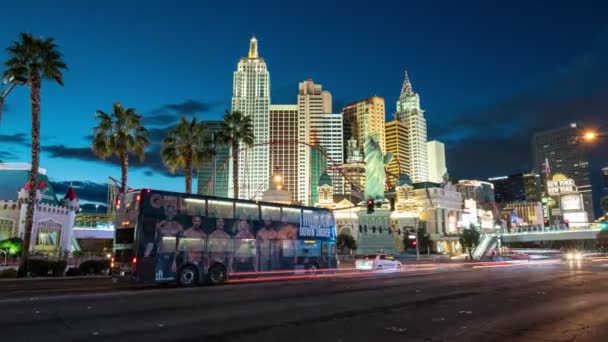 LAS VEGAS - 03 DE MARZO DE 2020: El tráfico urbano cerca de Nueva York - New York Hotel and Casino Complex por la noche es Las Vegas — Vídeos de Stock