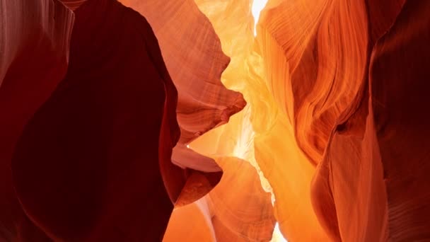 Ruime hoek uitzicht zandsteen formaties in Antelope Canyon op zonnige dag. Camera beweegt in Antelope Canyon in Arizona, USA. UHD, 4K — Stockvideo