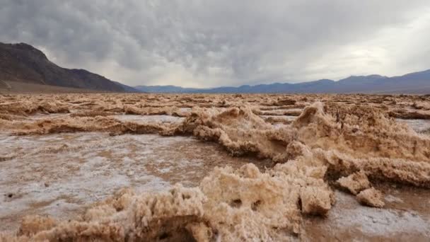 Badwater Basin, Death Valley National Park. Kalifornien, USA. Steadicam skott av salt skorpa formationer i Death Valley, 4K — Stockvideo