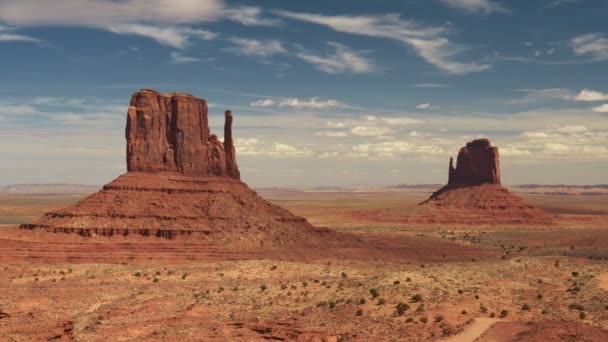 Arizona, ABD 'deki Monument Valley' in çekimleri. Monument Valley, UHD 'de mavi gökyüzü altında süslü kaya oluşumları, 4K — Stok video