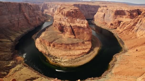 Zoom out shot of Horseshoe Bend. Barco a motor se move ao longo do rio Colorado — Vídeo de Stock