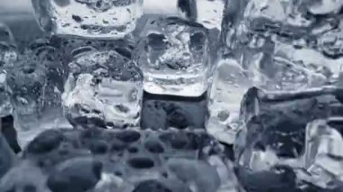 Islak eritilmiş buz ve su damlası. Buz süper makro. Kaydırıcı atışı, 4K