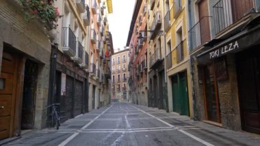 Salamanca, İspanya - Mart 2020: Salamanca, İspanya 'nın yürüyen boş caddesi. Kimse yok, hepsi karantina koronavirüs etkileri nedeniyle kapalı.