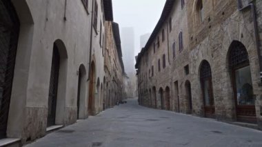 San Gimignano 'nun boş caddesi ortaçağ kasabası, Toskana, İtalya. Kimse yok, hepsi karantina koronavirüs etkileri nedeniyle kapalı.
