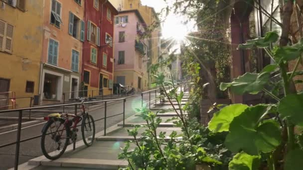 Tomma gatan i Nice, Provance, Frankrike. Övergiven stad på grund av karantän. Ensam promenad längs tomma gator i EU:s städer, effekter av coronavirus — Stockvideo