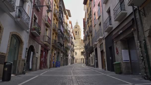 Саламанка, Испания - март 2020 года: прогулка по пустой улице Саламанки, Испания. Нет людей, все закрыты из-за эффекта карантина на коронавирус — стоковое видео