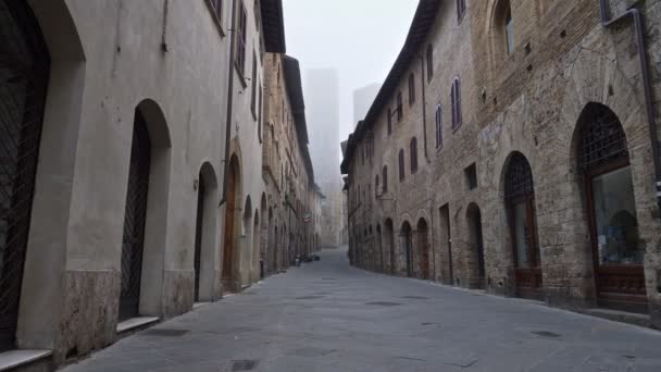 イタリアのトスカーナ州サンジミニャーノ中世の町の空の通り。隔離されたコロナウイルスの影響で全て閉鎖された人はいない — ストック動画