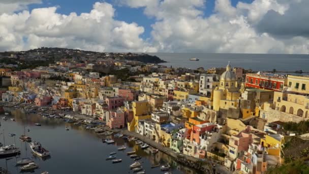 Panoramiczne ujęcie wioski Corriccella na wyspie Procida. Kolorowa włoska wioska rybacka niedaleko Neapolu. Włochy, Neapol. 4k — Wideo stockowe