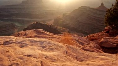 Dead Horse Point Eyalet Parkı, Utah, ABD. Gün batımında kırmızı kayalar görülür. UHD, sabit çekim