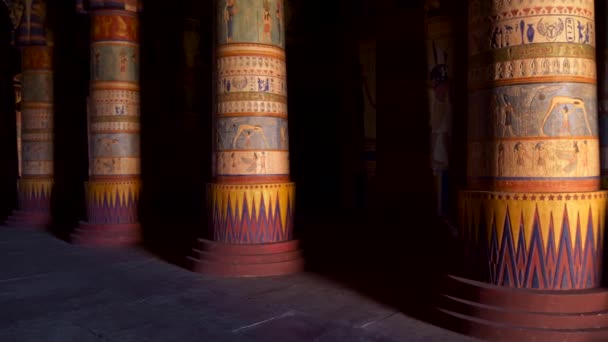 Interieur van een oude Egyptische tempel. Kolommen met opschriften en levenscènes. Khnum god gouden beeld aan de rechterkant. 4K — Stockvideo