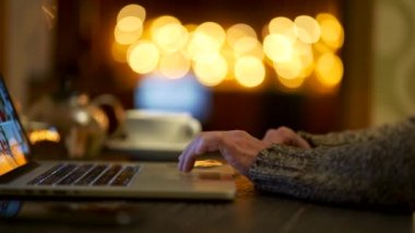 Evinden internetten mal alan bir kadın kredi kartı ve laptopuyla eve teslimat sipariş ediyor. E-ticaret, daktilo. Panoramik çekim, 4K