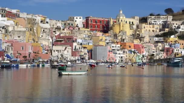 Прочида, Неаполь, Италия. Панорамный снимок разноцветной рыбацкой деревни на острове. UHD — стоковое видео