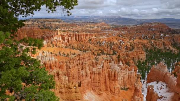 Bryce Canyon National Park, Utah, USA. Giant orange hoodoos and natural amphitheaters, partly covered with snow. 4K — Stock Video