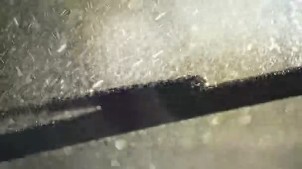 Mytí čelního skla v autě tekutinou a stěrači. Skleněný povrch pokrývá mnoho malých cákanců. Zpomalený záběr — Stock video