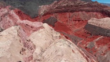 Salta, Arjantin yakınlarındaki kızıl dağların yanından uçuyor. Hava atışı, 4K