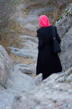 Kale Harabeleri yolda yürüyen kadın