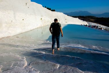 Pamukkale termal su havuzlarında zevk turist