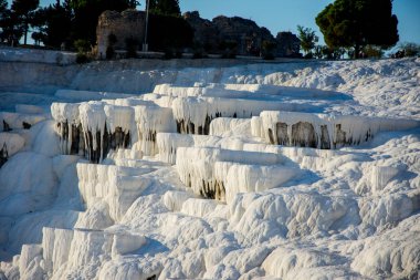 Pamukkale, Türkiye'de taş parlak beyaz vadi 