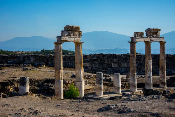 Pilares arruinados do templo antigo — Fotografia de Stock