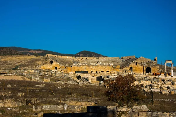 Resten van gebouwen van de Grieks-Romeinse periode in Pamukkale — Stockfoto