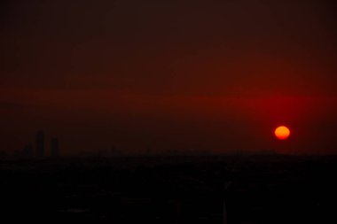 Şehrin üzerinde güzel bir gün batımı