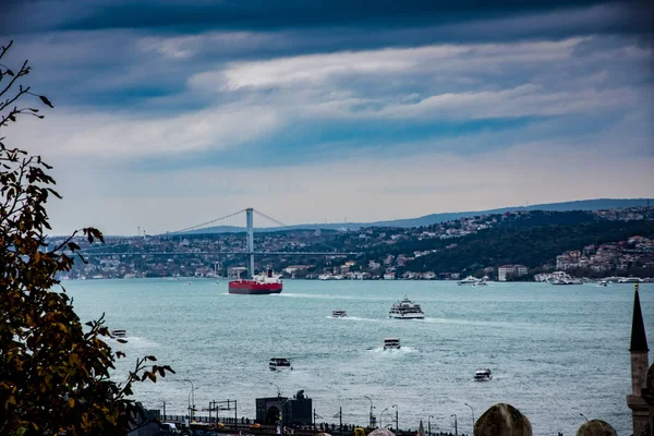 Vista al puerto y al puente del Bósforo de Estambul — Foto de Stock
