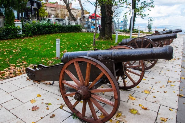 Old ottoman cannons in city of Bursa — Stock Photo, Image