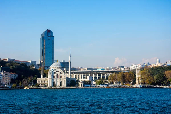 Vista para a mesquita de Ortakoy Fotos De Bancos De Imagens