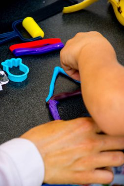 çocuklar kil modelleme ile oyun