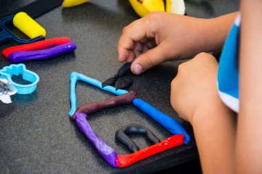 çocuklar kil modelleme ile oyun