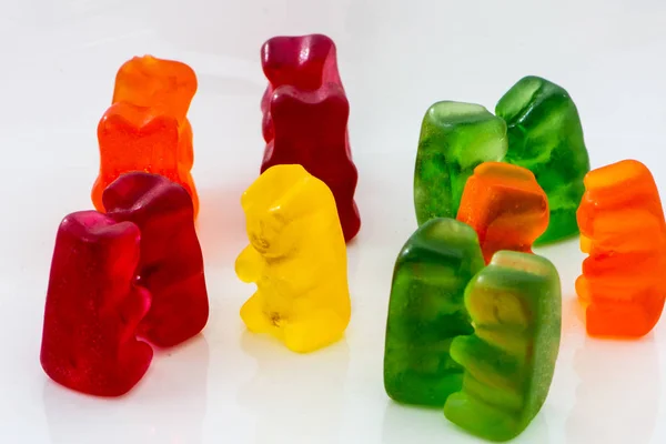 Pares de colores de ositos de goma y un oso solitario —  Fotos de Stock