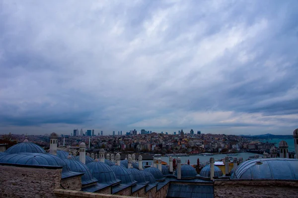 Blick auf die Stadt Istanbul vom Hof von suleymaniye m — Stockfoto