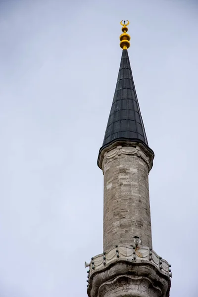 Minareto della famosa moschea di Fatih — Foto Stock