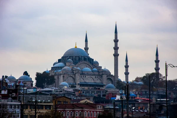 Bella moschea Yeni o una nuova moschea a Istanbul — Foto Stock